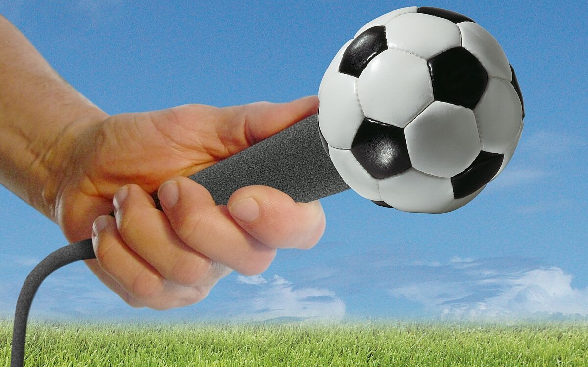 Ein Mikrofon mit einem Fußball oben drauf Ein Mikrofon mit einem Fußball oben drauf