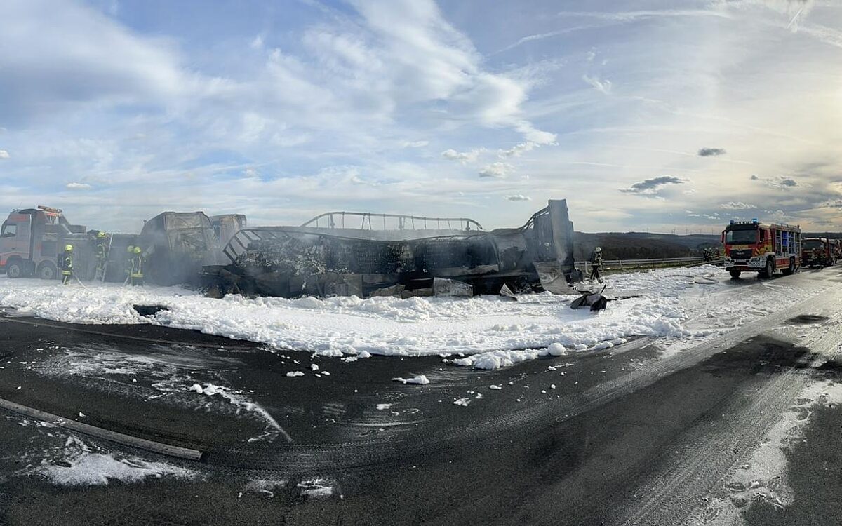Unfall mit fünf LKW auf der A 3 2 Unfall mit fünf LKW auf der A 3 2