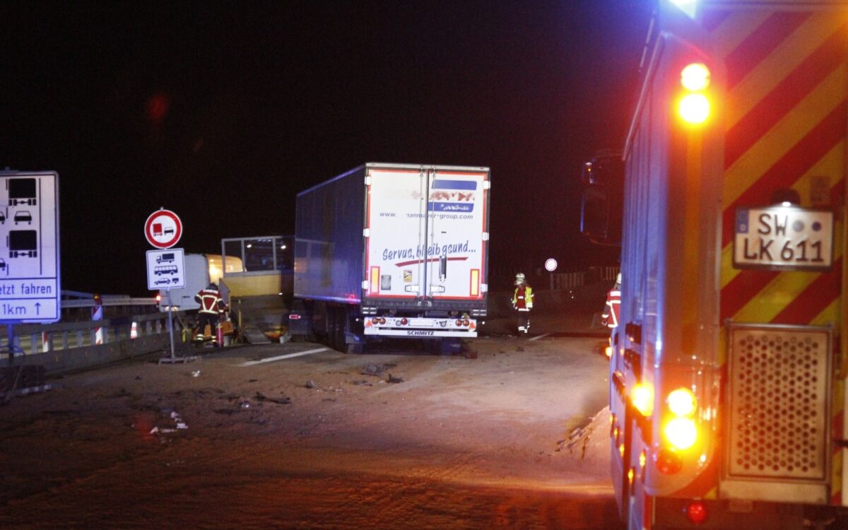 Ein LKW ist auf der A7 in eine Baustellenführung gekracht Ein LKW ist auf der A7 in eine Baustellenführung gekracht