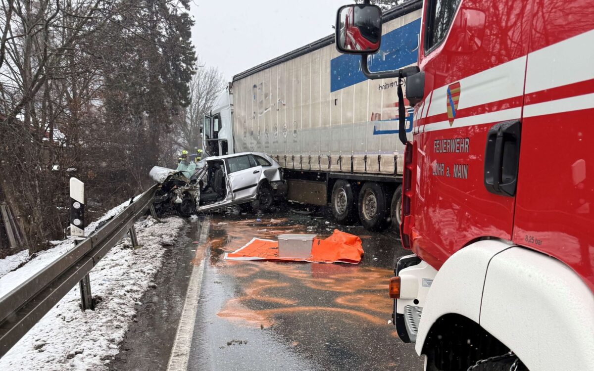 Ein zerstörtes Auto klemmt nach einem Unfall bei Lohr unter der Leitplanke