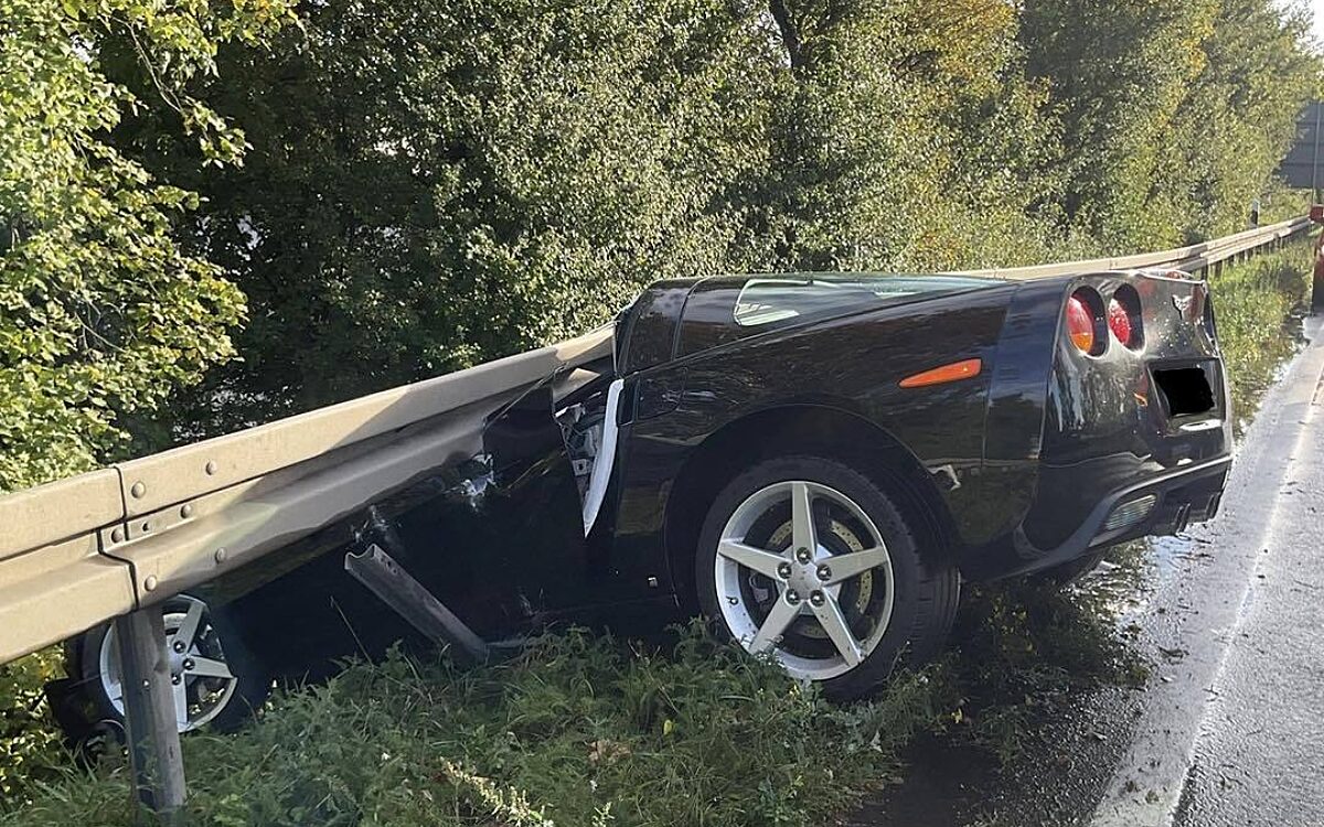 Diese Corvette ist unter der Leitplanke stecken geblieben. Der Fahrer blieb unverletzt Diese Corvette ist unter der Leitplanke stecken geblieben. Der Fahrer blieb unverletzt