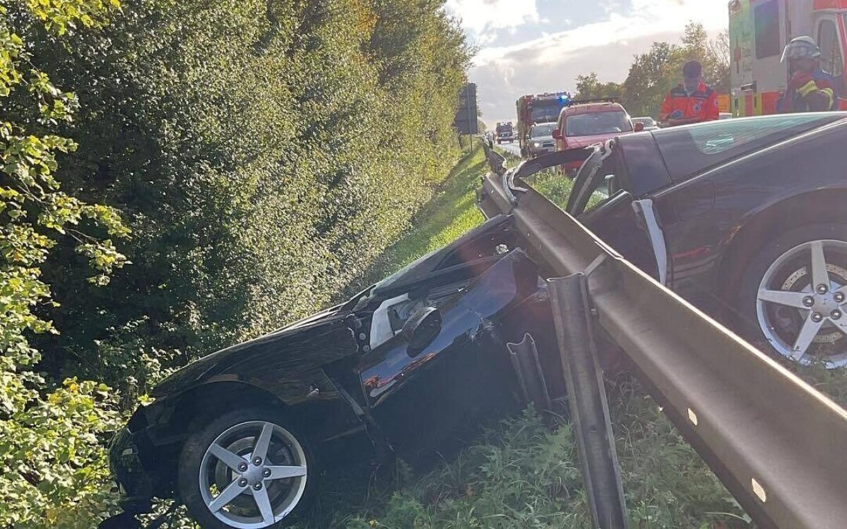 Diese Corvette ist unter der Leitplanke stecken geblieben. Der Fahrer blieb unverletzt Diese Corvette ist unter der Leitplanke stecken geblieben. Der Fahrer blieb unverletzt