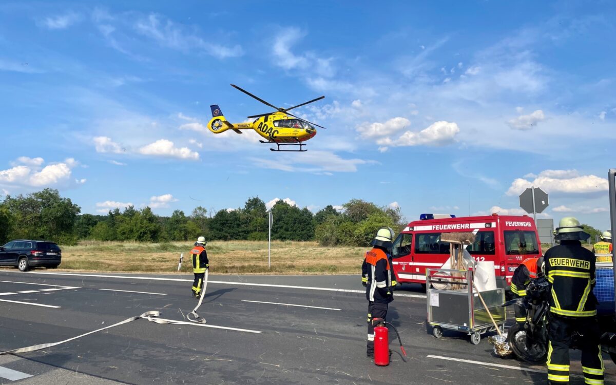 Der Rettungshubschrauber hebt an einer Unfallstelle bei Volkach ab Der Rettungshubschrauber hebt an einer Unfallstelle bei Volkach ab