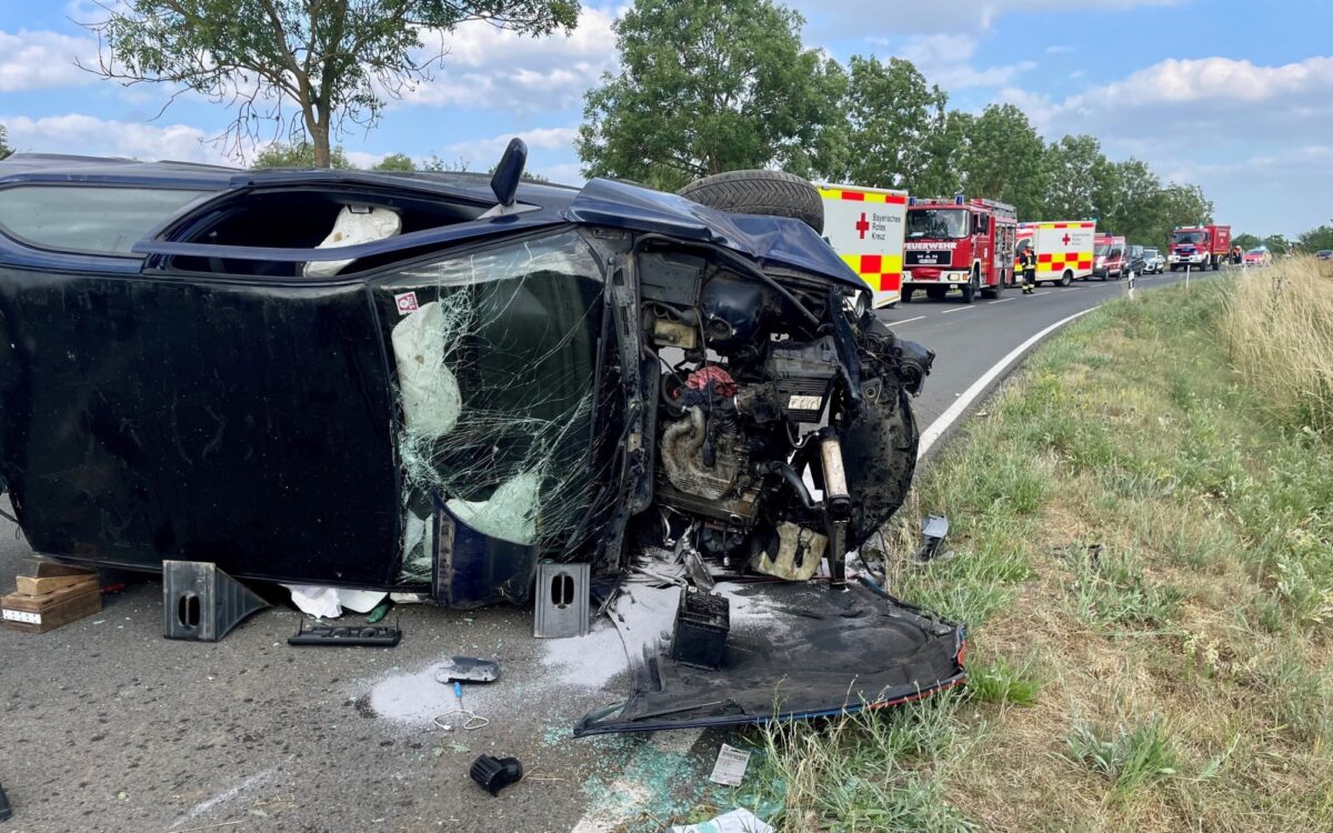 Nach einem Unfall bei Volkach liegt ein Autowrack auf der Seite Nach einem Unfall bei Volkach liegt ein Autowrack auf der Seite
