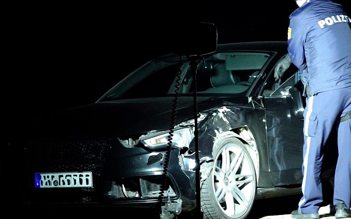 Ein Polizist am Unfallauto Ein Polizist am Unfallauto