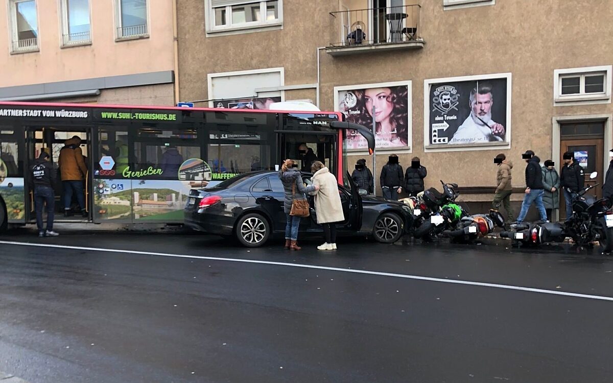 Ein Bus ist ein ein Auto gekracht und hat es in geparkte Roller geschleudert Ein Bus ist ein ein Auto gekracht und hat es in geparkte Roller geschleudert