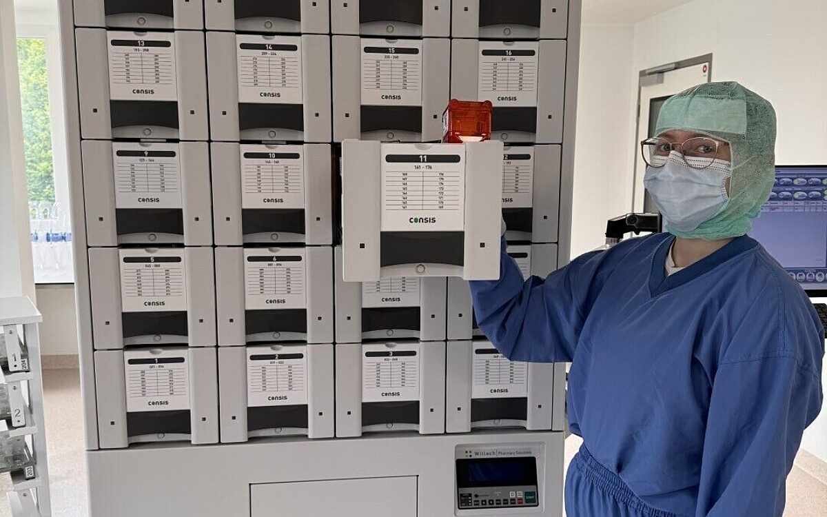 Das UKW ist die erste Klinik in Unterfranken mit dem Unit-Dose-System. Die Medikamente werden dabei hygienisch und sicher automatisiert in kleine Tütchen verpackt. Das UKW ist die erste Klinik in Unterfranken mit dem Unit-Dose-System. Die Medikamente werden dabei hygienisch und sicher automatisiert in kleine Tütchen verpackt.