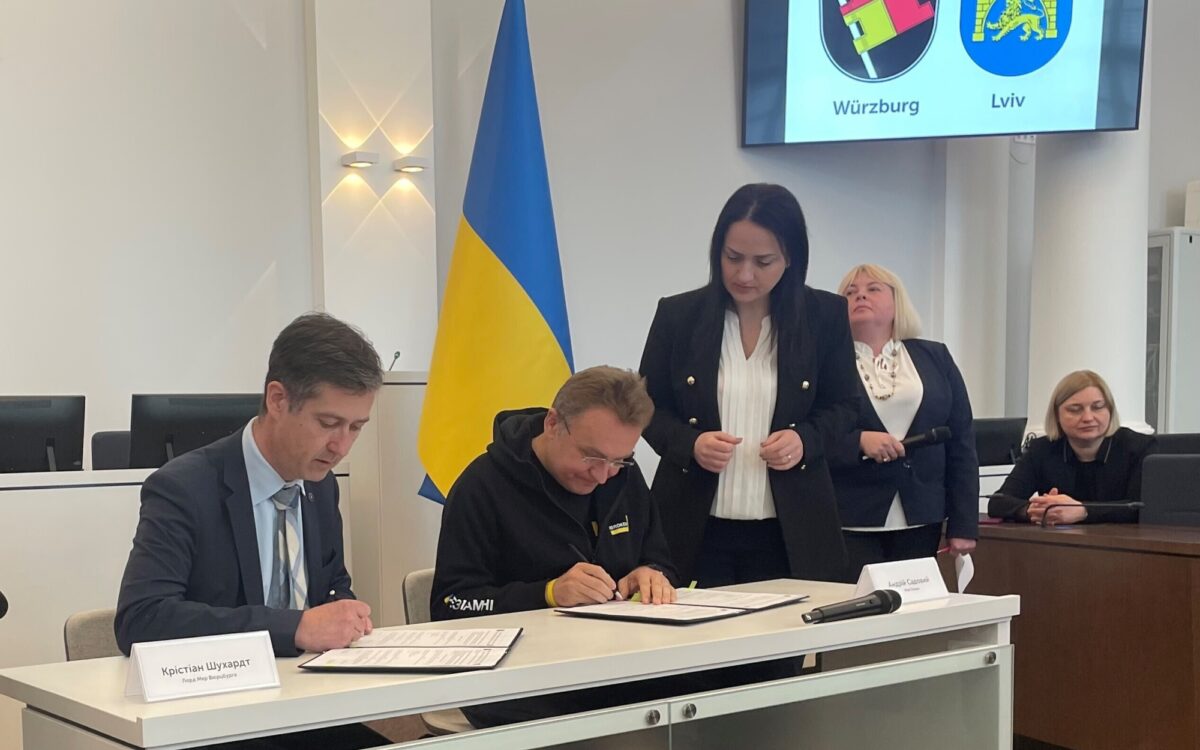 Würzburgs Oberbürgermeister Christian Schuchardt und sein Amtskollege Andrij Sadowyi bei der Unterzeichnung des Partnerschaftsvertrags zwischen Würzburg und Lwiw Würzburgs Oberbürgermeister Christian Schuchardt und sein Amtskollege Andrij Sadowyi bei der Unterzeichnung des Partnerschaftsvertrags zwischen Würzburg und Lwiw