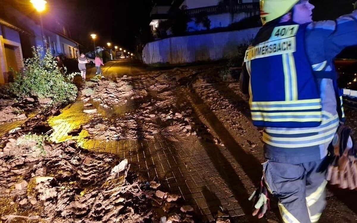 Die Feuerwehr räumt nach dem Starkregen in Frammersbach auf Die Feuerwehr räumt nach dem Starkregen in Frammersbach auf