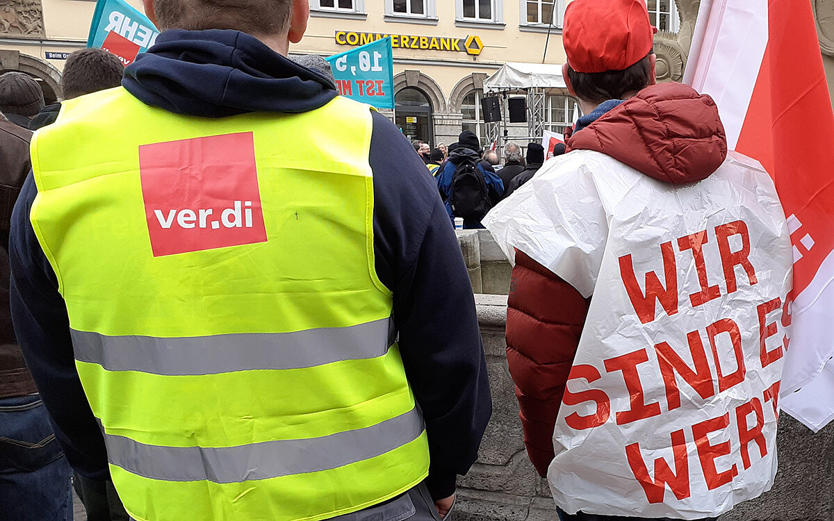 Streikende Verdi-Mitglieder Streikende Verdi-Mitglieder