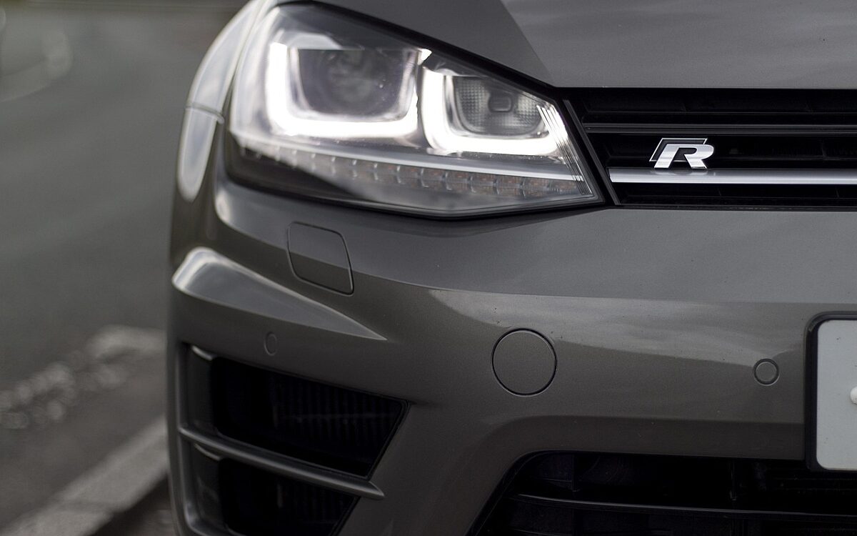 Der Scheinwerfer eines VW Golf Der Scheinwerfer eines VW Golf