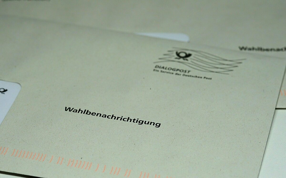 Ein Briefumschlag mit der Wahlbenachrichtigung Ein Briefumschlag mit der Wahlbenachrichtigung