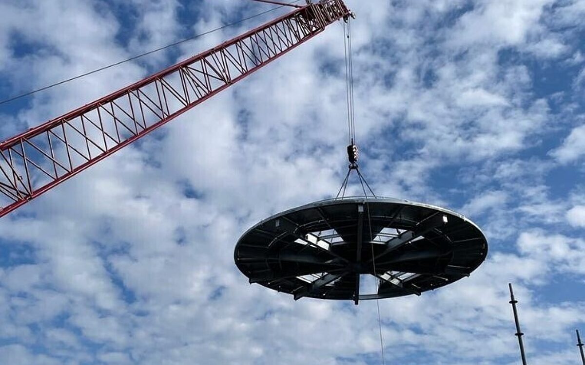 Wartungsbuehne aus stahl schwebt an kran ueber wuerzburg Wartungsbuehne aus stahl schwebt an kran ueber wuerzburg