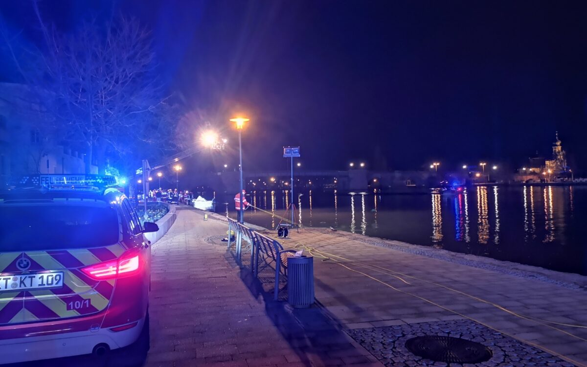 Der Einsatz, nachdem ein Mann in Kitzingen in den Main gestürzt ist Der Einsatz, nachdem ein Mann in Kitzingen in den Main gestürzt ist