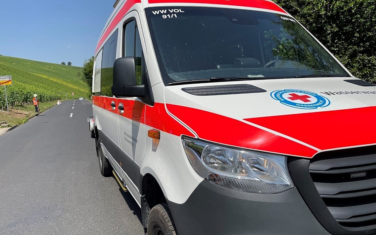 Ein Fahrzeug der Wasserwacht steht auf einer Straße bei Volkach Ein Fahrzeug der Wasserwacht steht auf einer Straße bei Volkach