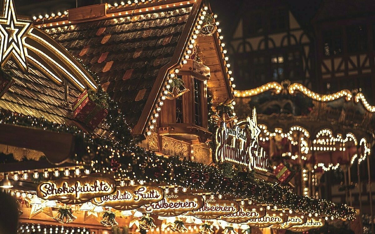 Eine Bude auf einem Weihnachtsmarkt Eine Bude auf einem Weihnachtsmarkt