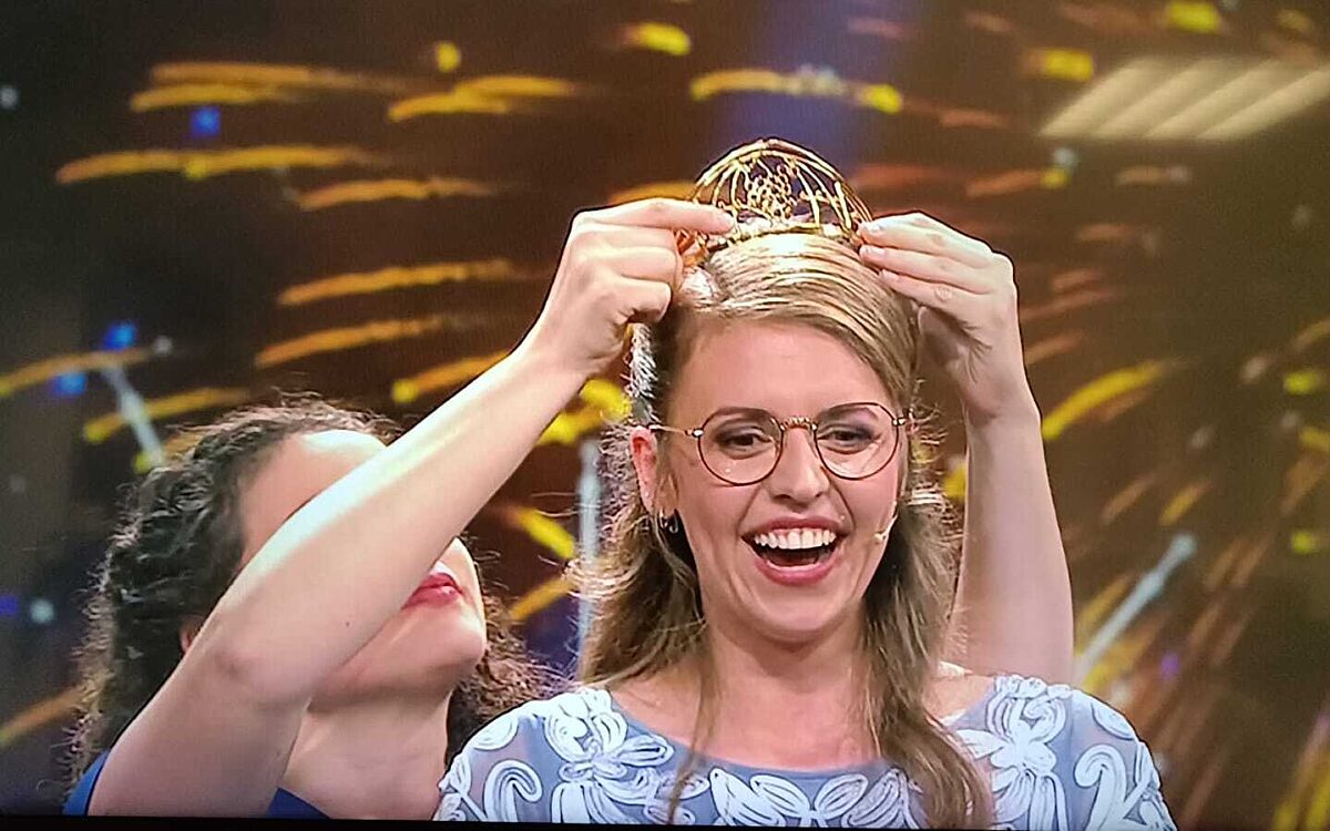 Jubel bei Eva Brockmann - sie ist neue Deutsche Weinkönigin Jubel bei Eva Brockmann - sie ist neue Deutsche Weinkönigin