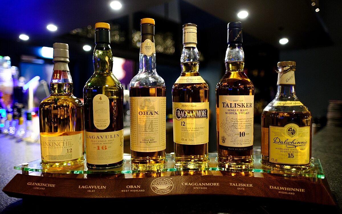 Ein Auswahl verschiedener Whisky Flaschen Ein Auswahl verschiedener Whisky Flaschen