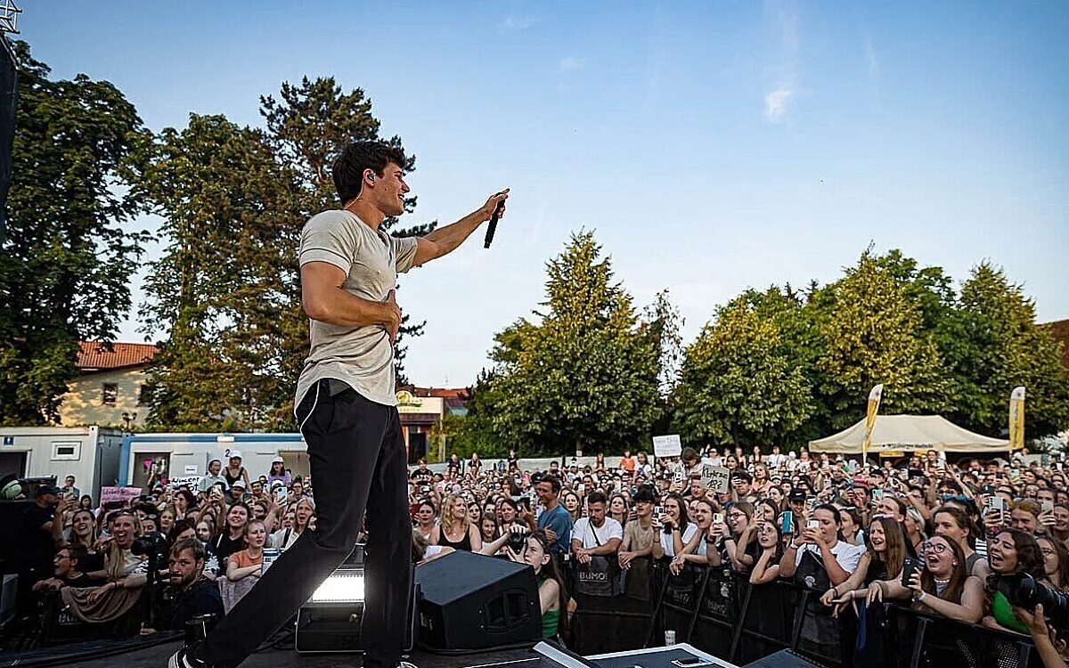 Wincent Weiss bei einem Konzert am Kitzinger Stadtbalkon im Sommer 2023 Wincent Weiss bei einem Konzert am Kitzinger Stadtbalkon im Sommer 2023