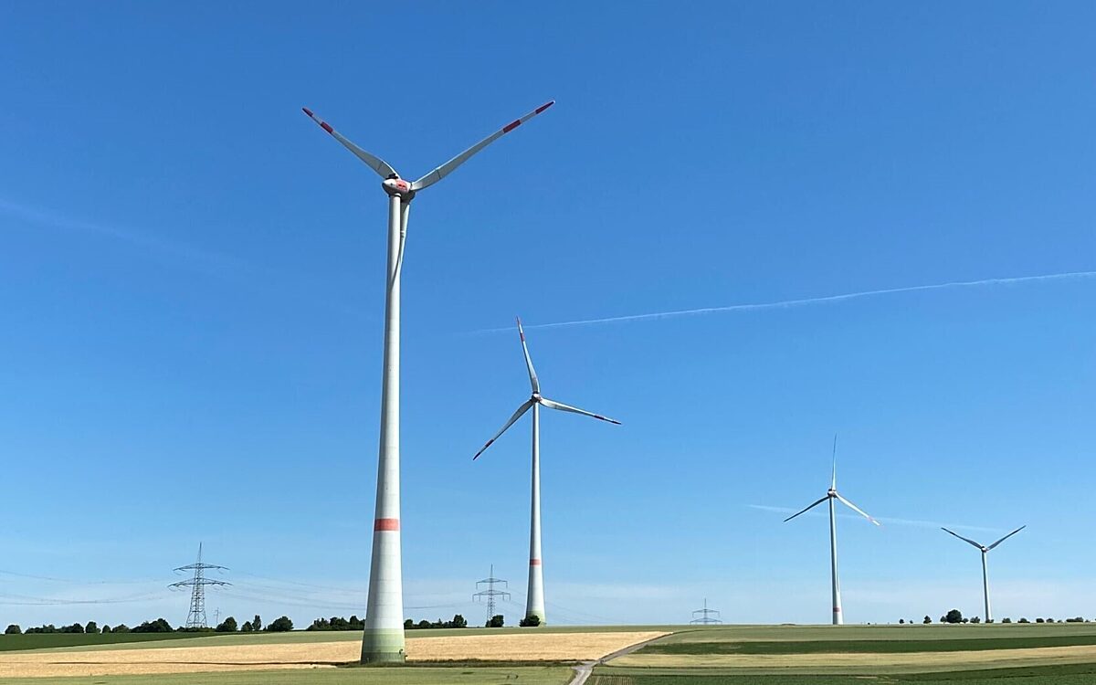 Ein Feld voller Windräder Ein Feld voller Windräder