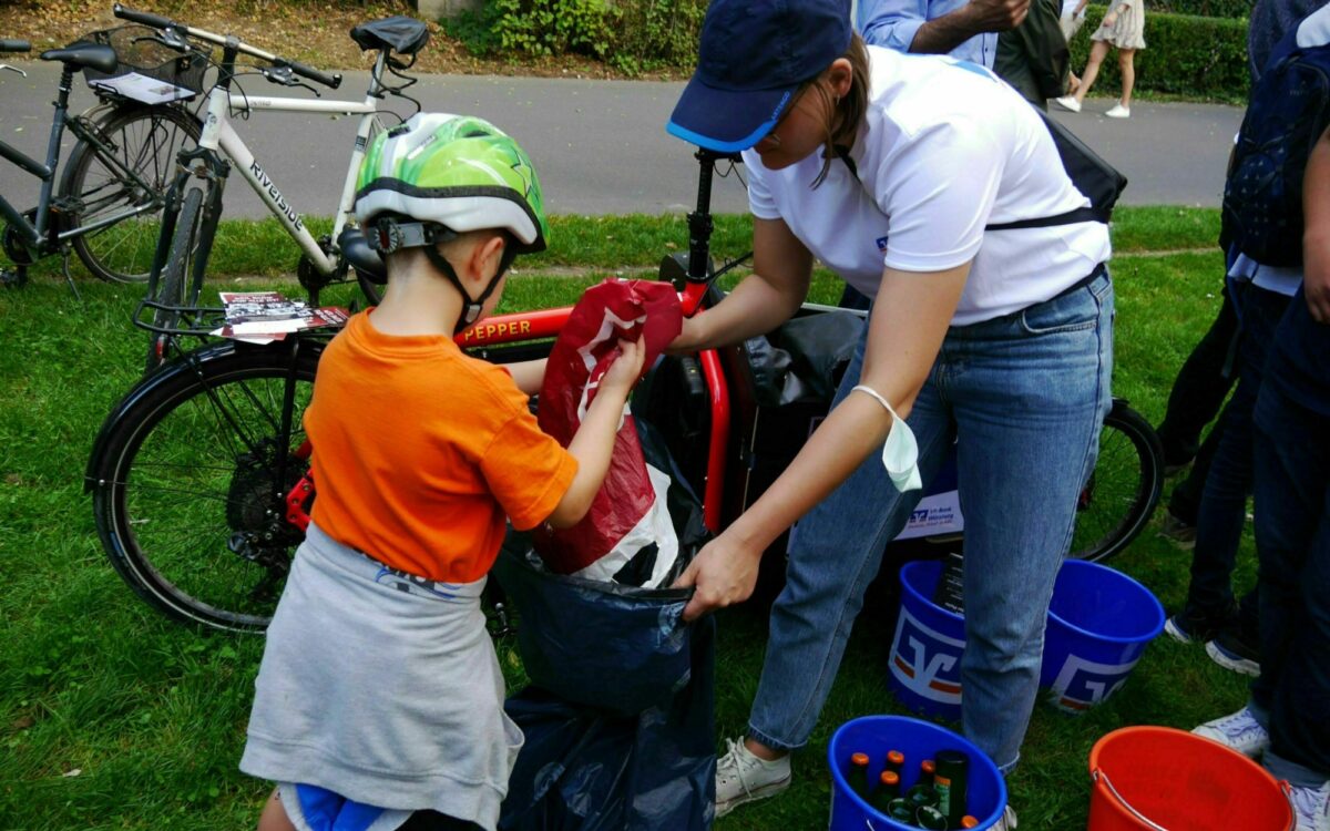Word Cleanup Day eine Frau und ein kleines Kind sammeln Müll auf Word Cleanup Day eine Frau und ein kleines Kind sammeln Müll auf