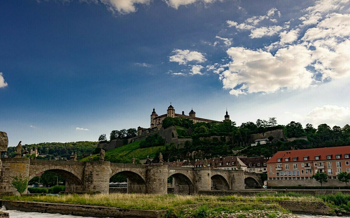 Würzburg Blick auf Festung und Alte Mainbrücke bei Sonnenschein Würzburg Blick auf Festung und Alte Mainbrücke bei Sonnenschein
