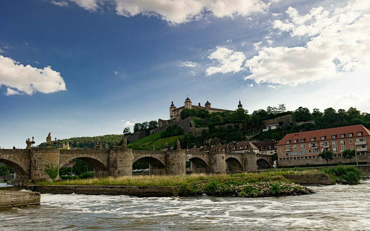 Würzburg Festung Marienburg und Alte Mainbrücke mit Mainlauf und Wolkenhimmel Würzburg Festung Marienburg und Alte Mainbrücke mit Mainlauf und Wolkenhimmel