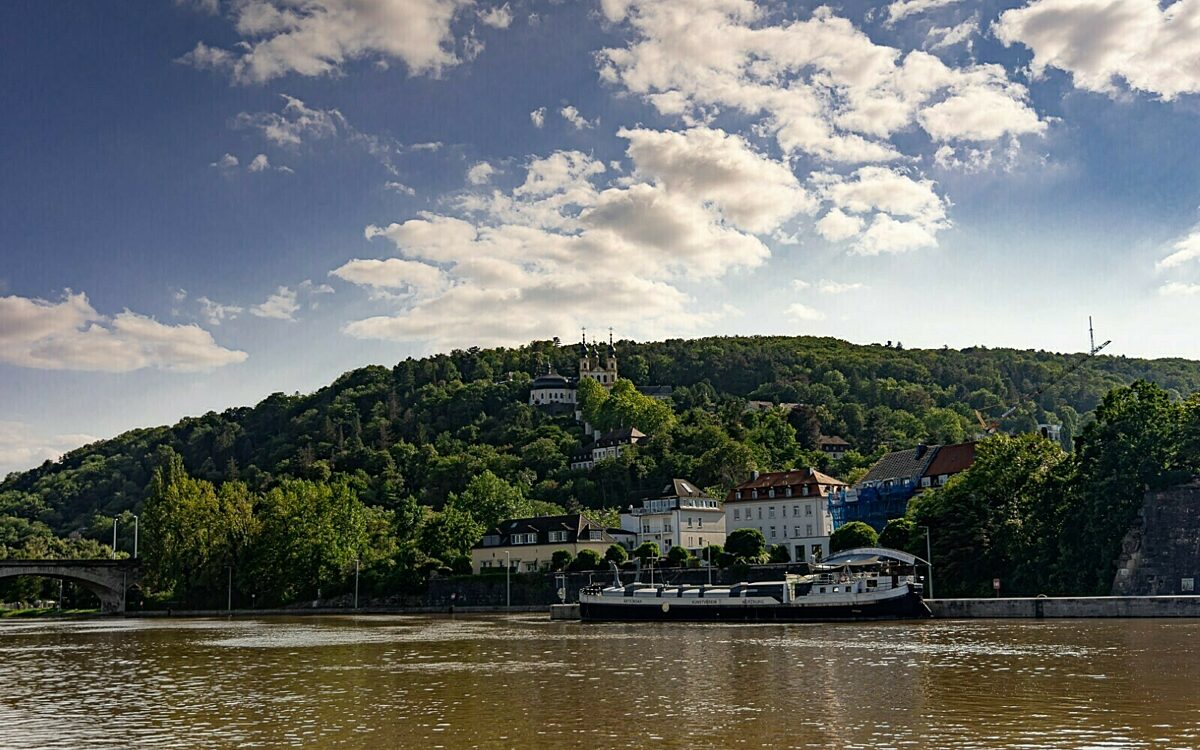 Würzburg Wallfahrtskirche Käppele mit Main und Schiff Würzburg Wallfahrtskirche Käppele mit Main und Schiff