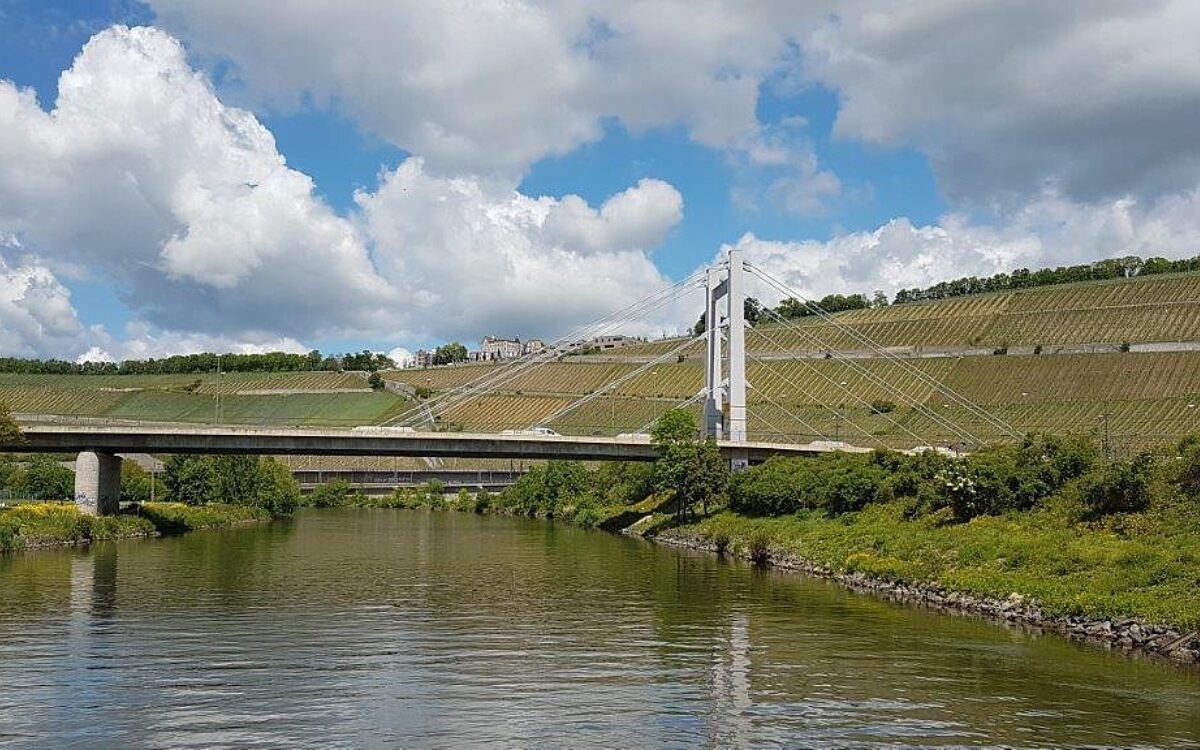 Blick vom Main auf die Friedensbrücke in Würzburg Blick vom Main auf die Friedensbrücke in Würzburg