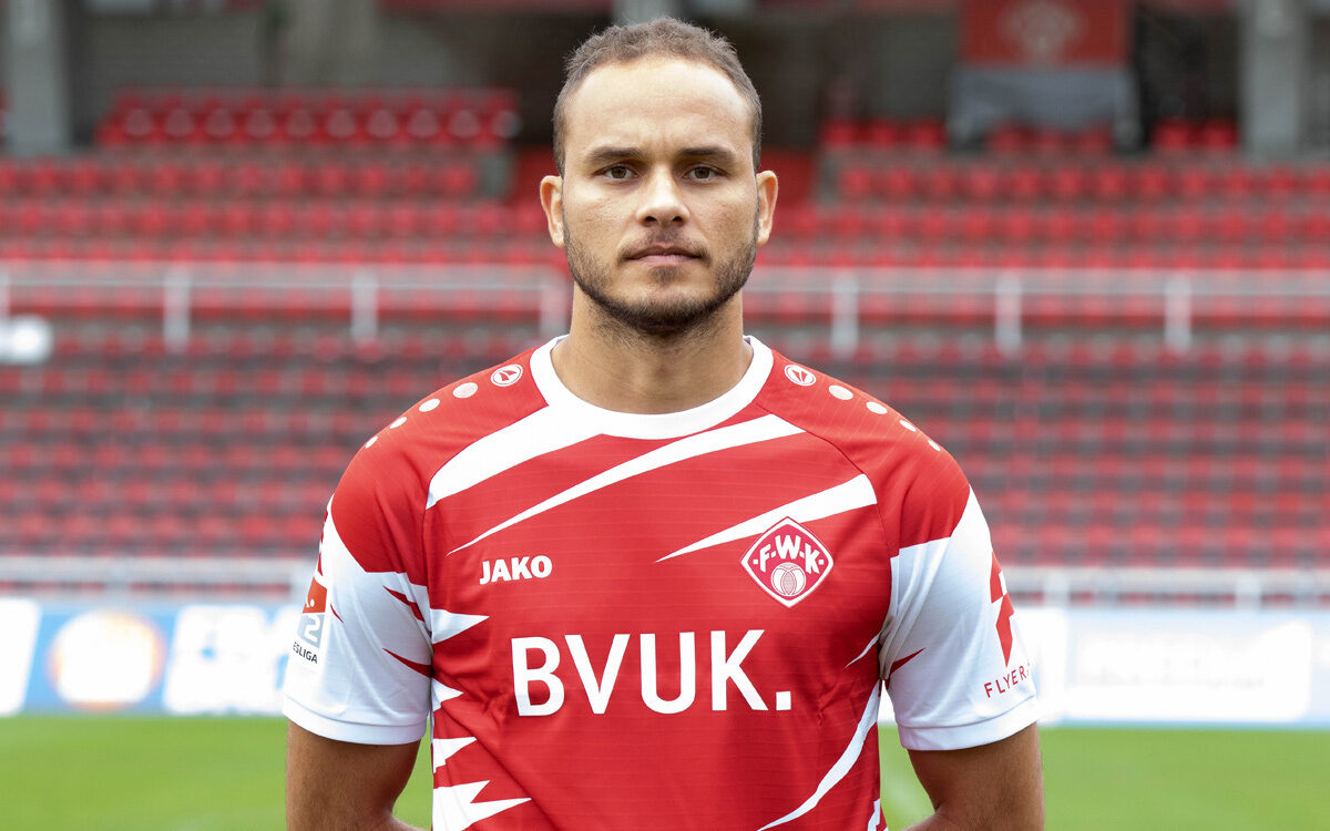 Ewerton ist ein Spieler der Würzburger Kickers in der Saison 2020/21. Hier bei seiner Vorstellung in der flyeralarm Arena in Würzburg Ewerton ist ein Spieler der Würzburger Kickers in der Saison 2020/21. Hier bei seiner Vorstellung in der flyeralarm Arena in Würzburg