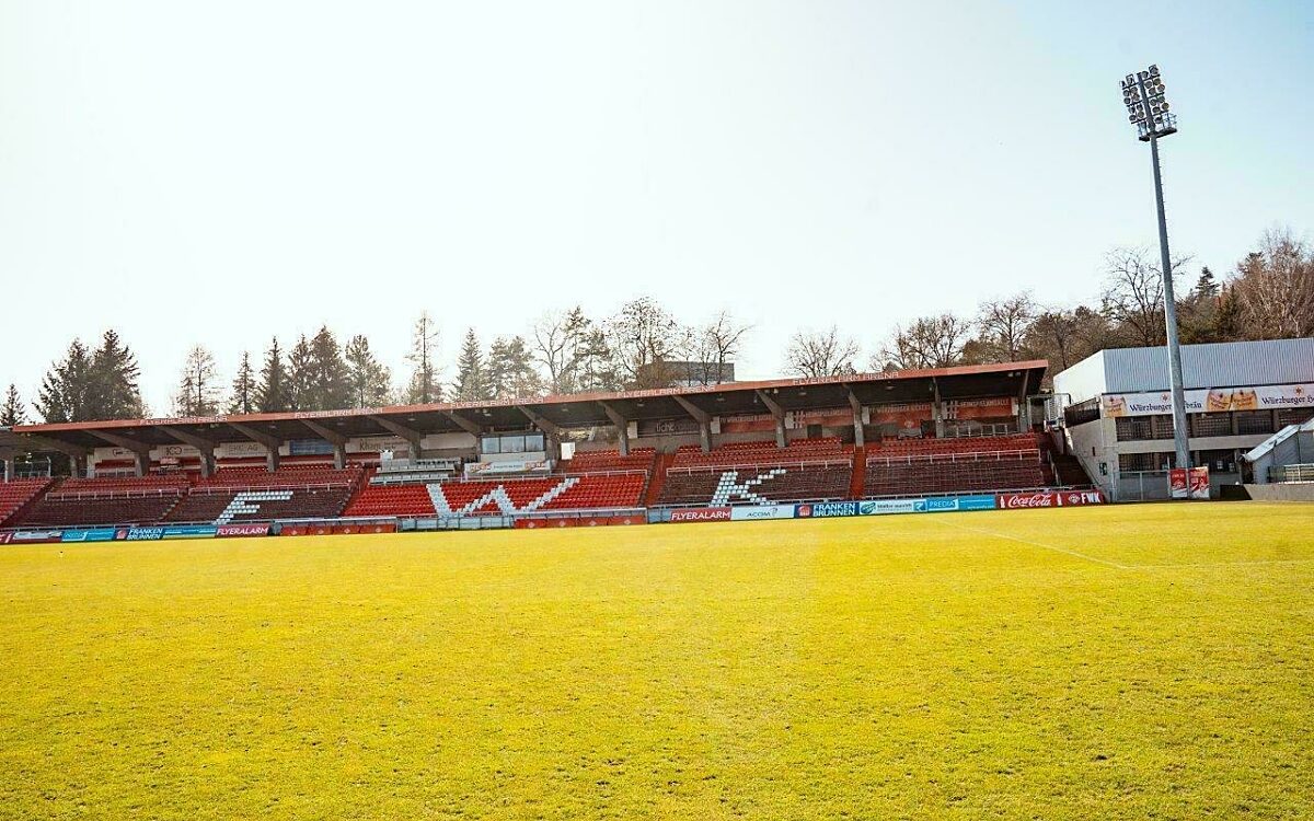 Das Stadion der Würzburger Kickers die Flyeralarm Arena im Blick die Haupttribüne zu lesen ist der Schriftzug FWK Das Stadion der Würzburger Kickers die Flyeralarm Arena im Blick die Haupttribüne zu lesen ist der Schriftzug FWK