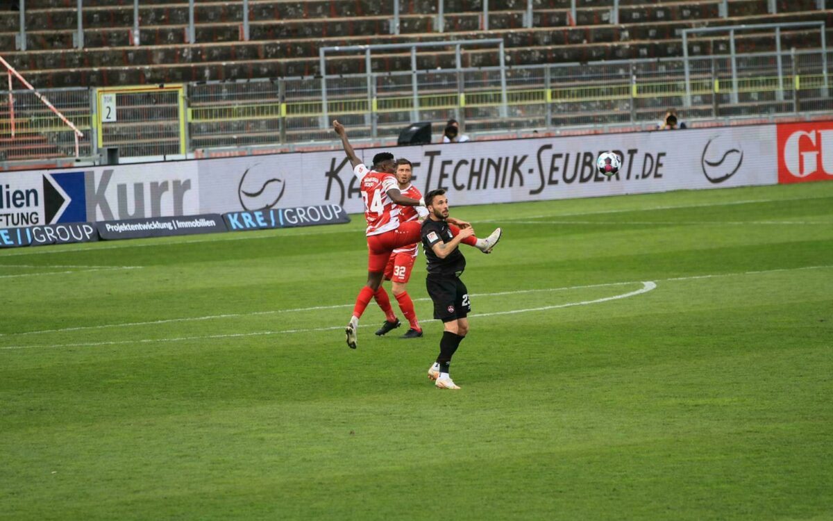 Wuerzburger kickers gegen nuernberg drei spieler auf dem feld Wuerzburger kickers gegen nuernberg drei spieler auf dem feld