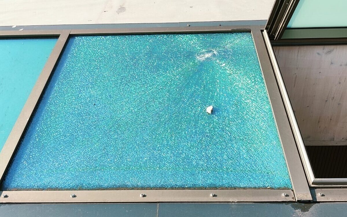 Zerstoerte Fenster der Sporthalle Deusterpark Kitzingen Foto Patrick Fischer Zerstoerte Fenster der Sporthalle Deusterpark Kitzingen Foto Patrick Fischer