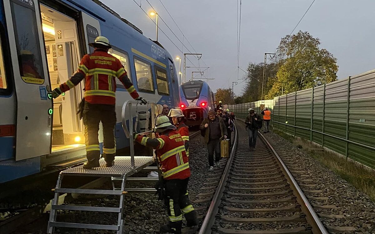 Die Feuerwehr bringt Fahrgäste aus einem liegengebliebenen Zug Die Feuerwehr bringt Fahrgäste aus einem liegengebliebenen Zug